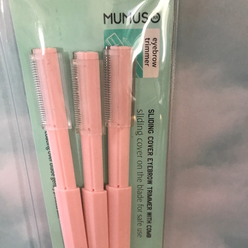 Mumuso Eyebrow Trimmer with comb